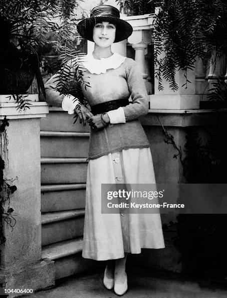 Portrait in 1919 of Wallis SIMPSON at the age of 22, the