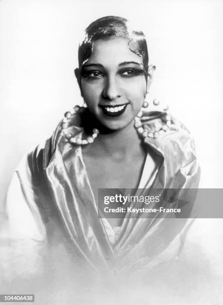 Portrait of a yourng Josephine BAKER in a Paris studio, at the start of her career.