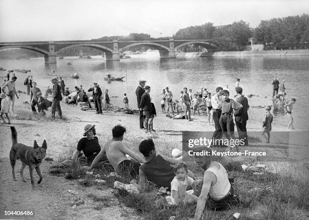 Parisians swimming and taking advantage of the banks of the Seine, Paris.