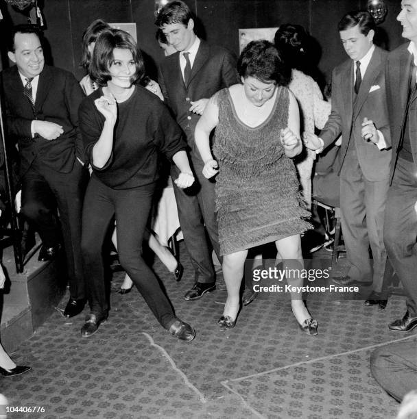 On January 27, 1962 in Saint-Maurice in the Val-de-Marne department, the Italian actress Sophia LOREN giving a demonstration of twist with REGINE who...