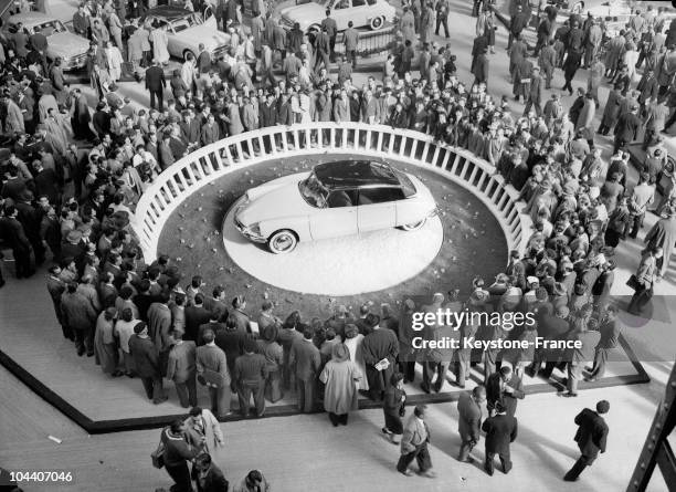 42th Paris Car Show : the crowd gathering in front of the number 1 attraction, the new CITROeN DS 19.