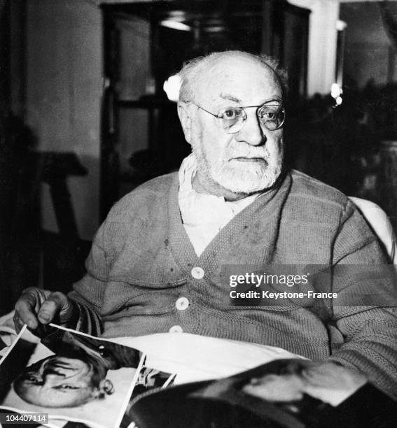 Portrait of the French painter Henri MATISSE holding a photograph of the Spanish artist Pablo PICASSO. That year, MATISSE won the grand prize of the...