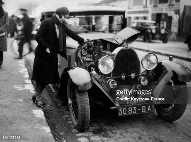 In the 30's in Paris, this young female pilot Renee FRIDERICH inspecting her BUGATTI Royale' s motor before the start of the rallye Paris-Saint...