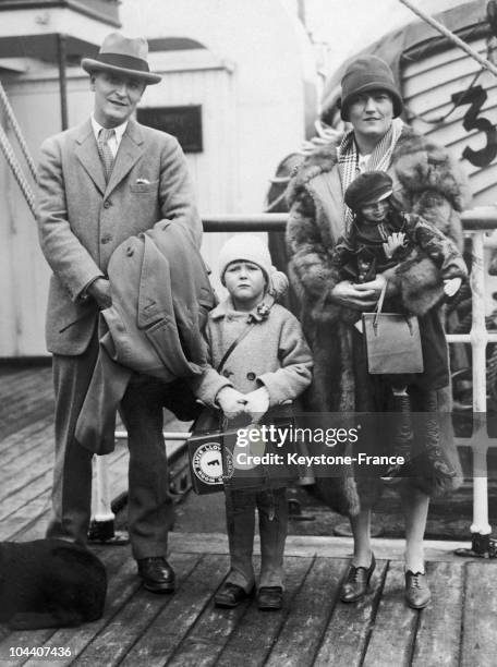 Around 1925, the American novelist Francis Scott FITZGERALD, his wife Zelda SAYRE and their daughter Scotty posed on board a liner during one of...