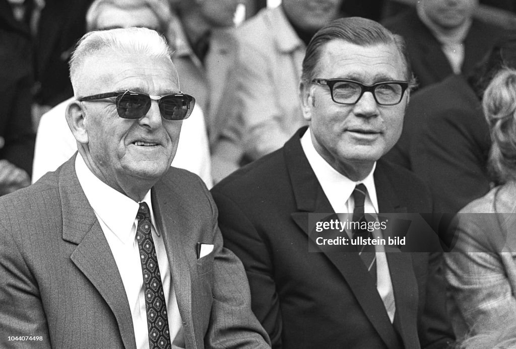 Im Foto: Wolfsburg OB Hugo Bork li. und Prof. Dr. Kurt Lotz re. VW Chef - hier bei der Einweihung des VfL Wolfsburg Leistungszentrum.