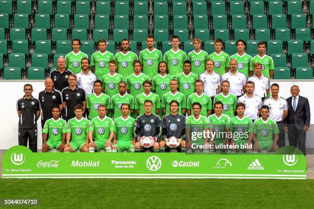 VfL Wolfsburg Saison 2012/2013 - hier . Im Foto:4. Reihe von links Emanuel Pogatetz , Marco Russ , Sotirios Kyrgiakos, Bas Dost , Alexander Madlung ,...