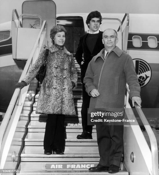 Louis de FUNES, his wife Jeanne de MAUPASSANT and his son Olivier boarding a plane headed for Rome at Orly in 1969. He was going to Rome to continue...