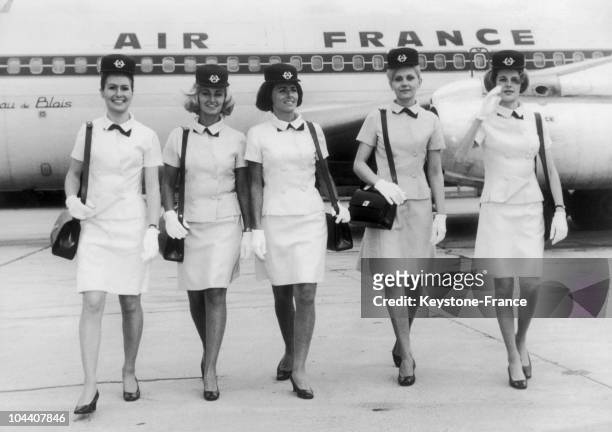 On a runaway in Paris airport, five stewardesses are presenting the new uniform designed by the Spanish fashion designer Cristobal BALENCIAGA.