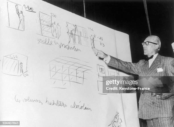 The French architect of Swiss origin, LE CORBUSIER giving a conference at the DE DIVINA PROPORTION congress in Milan in 1953.