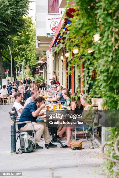 mensen zitten in de straat restaurant en café in zomer berlijn - café berlin stockfoto's en -beelden
