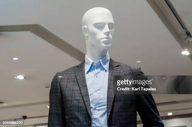 a male mannequin wearing current clothing trends - male likeness stock pictures, royalty-free photos & images