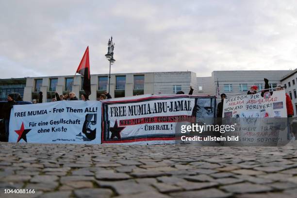 Aktivisten demonstrieren vor der amerikanischen Botschaft in Berlin für die Freilassung von Mumia Abu-Jamal