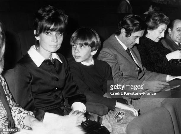 The American actress Audrey HEPBURN, her son Sean FERRER and Andrea DOTTI, her second husband at the Sistina Theater in Rome around 1970.