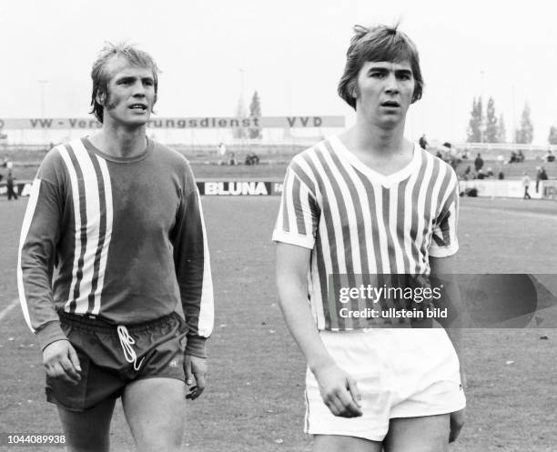 Aus Regionalliga Nord Saison 1973/1974 VfL Wolfsburg gegen den VfL Osnabrück 1:1 . Im Foto: VfL WOB. Spieler li. Ist Wolfgang Matz - re. OS Spieler...