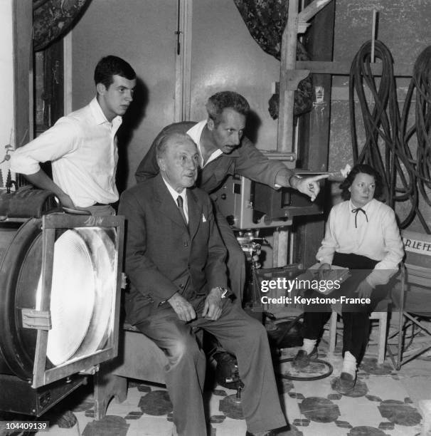 Joinville studio, France. The French film-maker Jacques BECKER shooting ALI BABA ET LES QUARANTE VOLEURS , giving instructions to his father Louis...