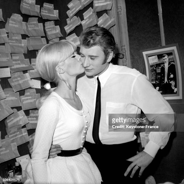 In 1965, in a dressing room at the Olympia, the French singer Johnny HALLYDAY greeted his wife Sylvie VARTAN after his singing tour. Behind them are...