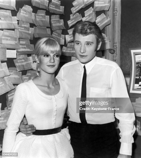 In 1965, from his dressing room at the Olympia, the French singer Johnny HALLYDAY greeted his wife Sylvie VARTAN after his performance. Behind them...