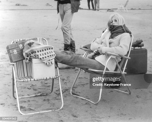 The French actress Brigitte BARDOT relaxing between two takes on the beach of Dirleton, Scotland, during the shooting of Serge BOURGUIGNON's film...