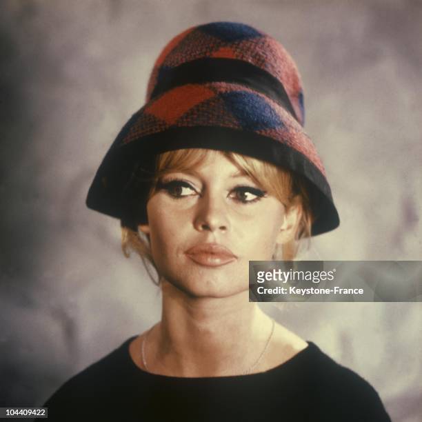 The French actress Brigitte BARDOT presenting a hat collection.