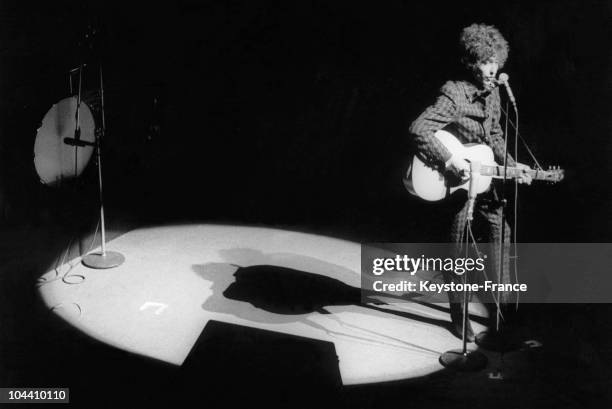 Bob DYLAN on the Olympia stage. Bob DYLAN was celebrating his 25th birthday on that day.