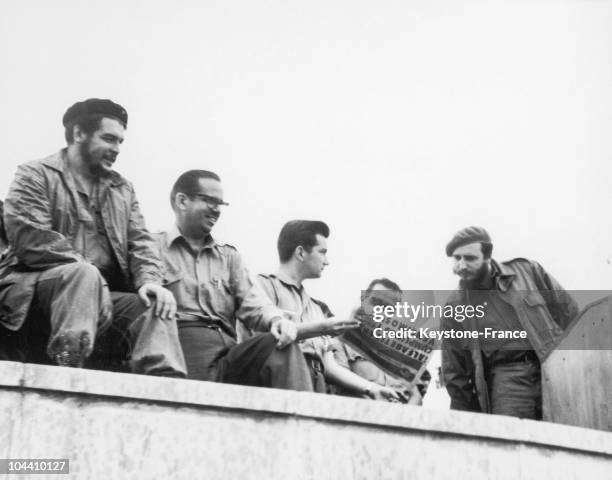 Popular political meeting in Cuba with, from left to right : Minister of Industry CHE GUEVARA; Minister of Justice and President Osvaldo DORTICOS...