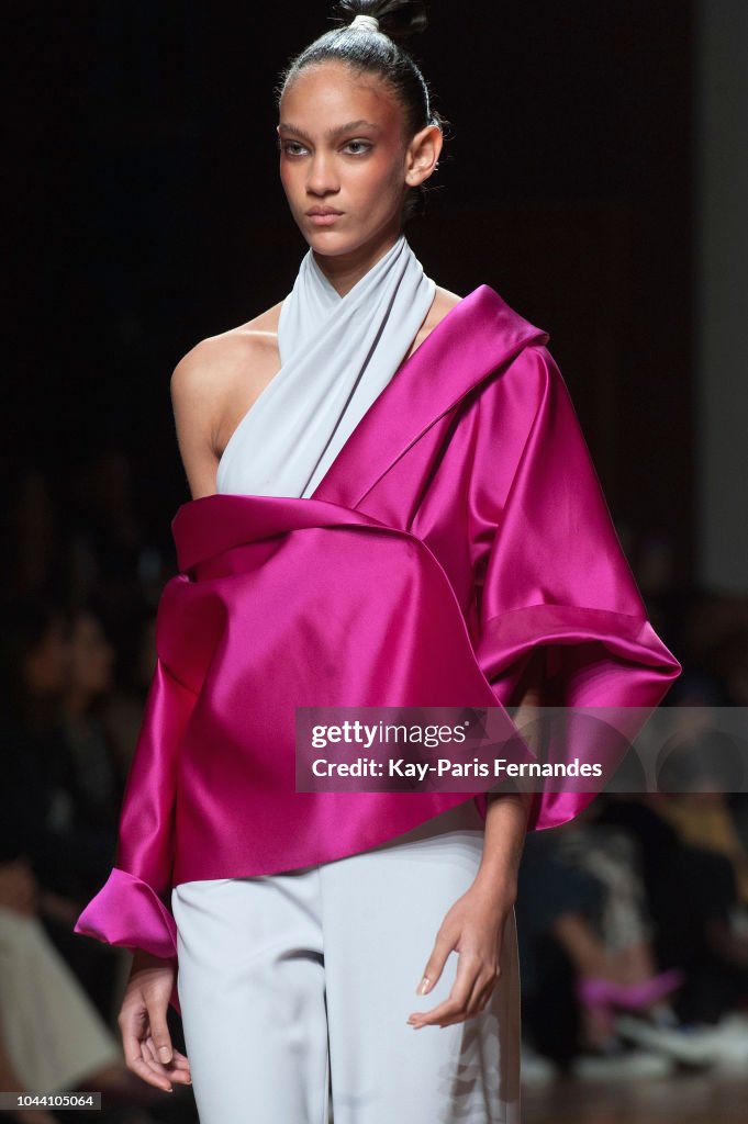 Valentin Yudashkin : Runway - Paris Fashion Week Womenswear Spring/Summer 2019