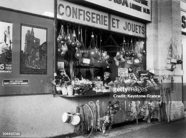 Movie precursor Georges MELIES in his toy and candy shop in Paris, in 1932. At that time the movie director, who no longer worked in the arts, held a...