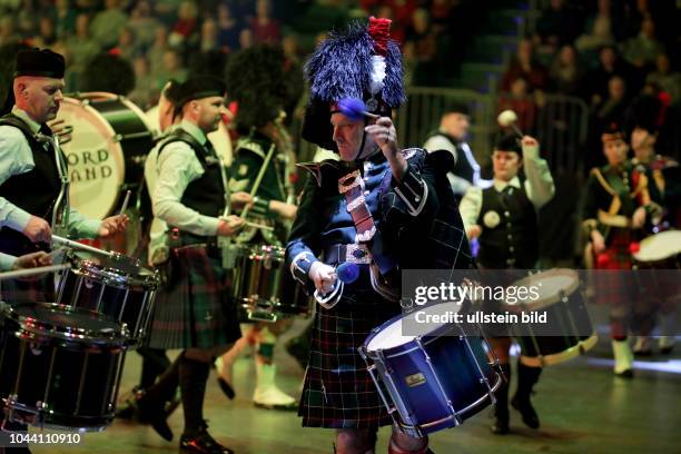 Die Musikparade – Das Marchingband-Festival Auftritt der "The Massed Pipes & Drums" aus Schottland und den Niederlanden Moderator: Björn Gehrmann am...