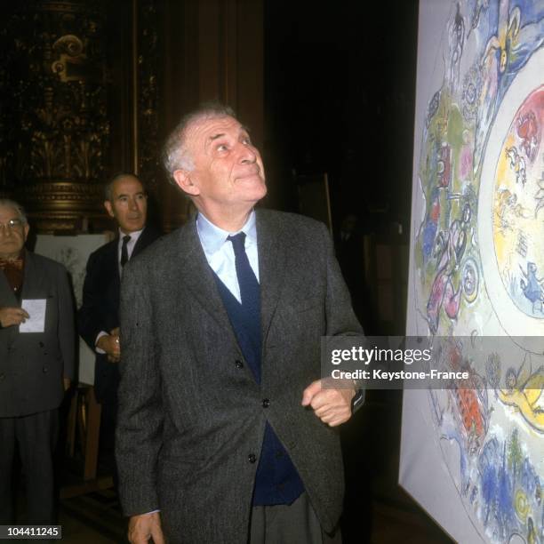 The French painter of Russian origin Marc CHAGALL at the Opera of Paris in 1964. He is presenting his fresco for the ceiling of the main room, in...