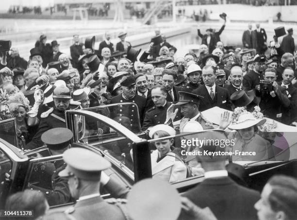 King LEOPOLD III and his children, Princess JOSEPHINE-CHARLOTTE, BAUDOIN, Prince ALBERT and Prince ALEXANDRE of Belgium, greeting the crowds in a...