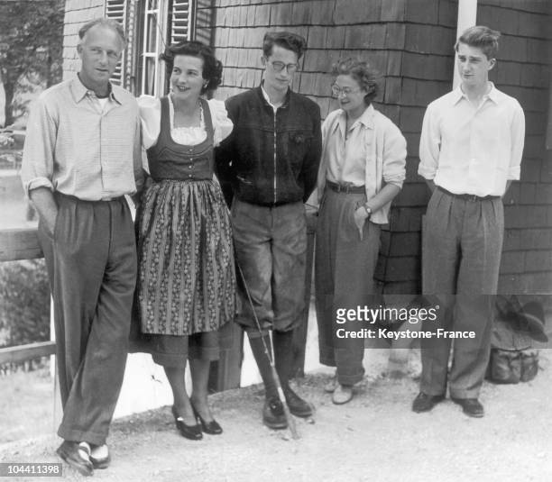 King LEOPOLD III of Belgium posing with his new wife and three of his children in 1951. From left to right: King LEOPOLD III, the Princess of RETHY ,...