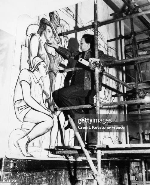 The Mexican painter Diego RIVERA tracing the outline of a 20 by 5 meter fresco which he was to paint in the main hall of New York's Rockefeller...