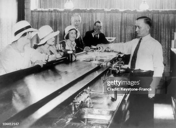 Male and female clients of a New-York speakeasy, around 1930. These illegal bars, which developed during the period of American Prohibition, were...