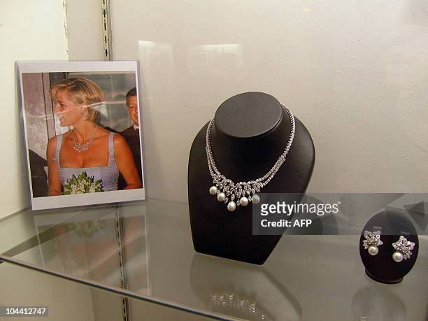 To GO WITH AFP STORY by Natalie Huet, USA-auction-people-curious A diamond and South Sea pearl necklace worn by Princess Diana at the opening of the...