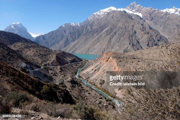 Iskanderkul-See mit dem Fluss Fandarja am Nordhang des Hissargebirges in Tadschikistan