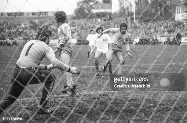 Schalke. Aus 1. BL Saison 1974-75 Eintracht Braunschweig gegen Schalke 04 1:0 . BS Kpt. Bernd Gersdorff mit 1:1 gegen FC TW Harald Schumacher.