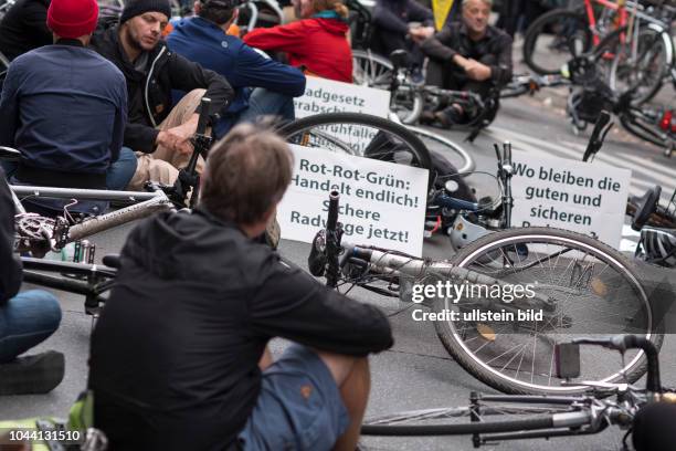 Fahrradaktivisten demonstrieren in Berlin-Kreuzberg mit einer Sitzblockade gegen die "Radfahrerhölle Oranienstrasse", nachdem ein Radfahrer für eine...