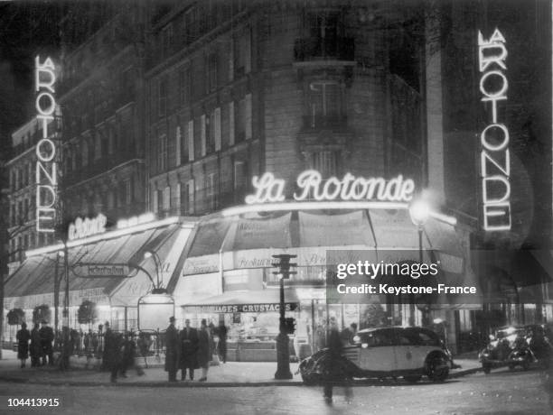 Outside view at night of the restaurant LA ROTONDE in the Montparnasse district of Paris in 1939.