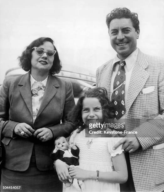 The singer Lucienne BOYER, her daughter Jacqueline and her husband, the singer Jacques PILLS, at Orly airport before departing for the United States...
