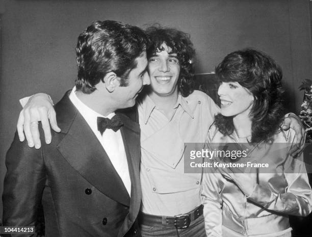 At the Olympia in Paris, the singer Julien CLERC was congratulated by Gilbert BECAUD and DANI at the close of his concert. It was in fact his 1st...
