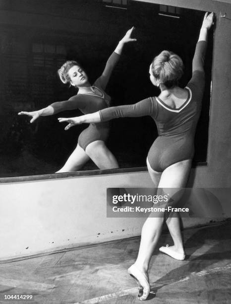 The Czechoslovakian gymnast Vera CASLAVSLA training in front of a mirror in Prague on December 7, 1964.In 1968, she obtained four gold medals in...