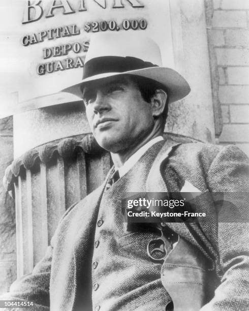 Warren BEATTY as Clyde Barrow in BONNIE AND CLYDE, by Arthur Penn, in the United States in 1967. The movie is based on the true story of Bonnie...