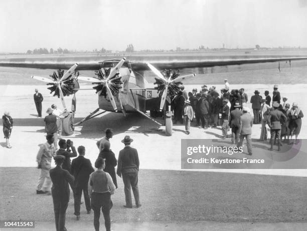 Monoplane of the American compnay Western Air Express arriving at the airport of Los Angeles, with Mr. And Mrs. FOKKER on board, around 1929.