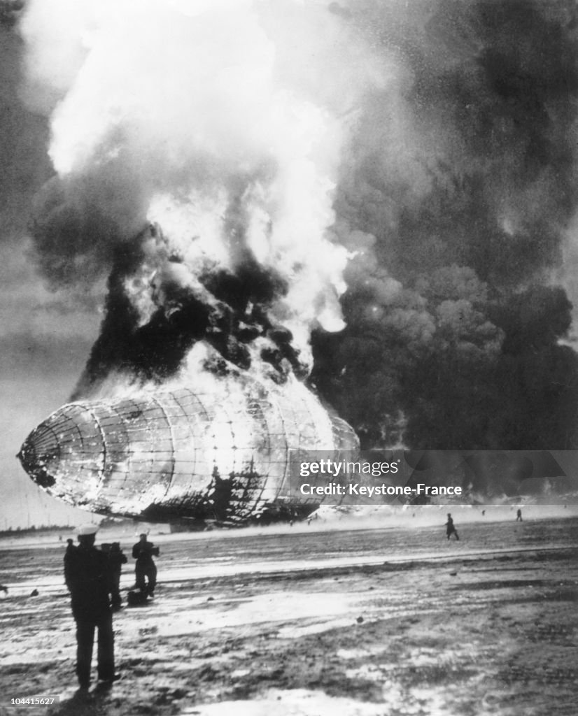 Zeppelin Incendio The HINDENBURG Zeppelin going up in flames by the back and the top on ...