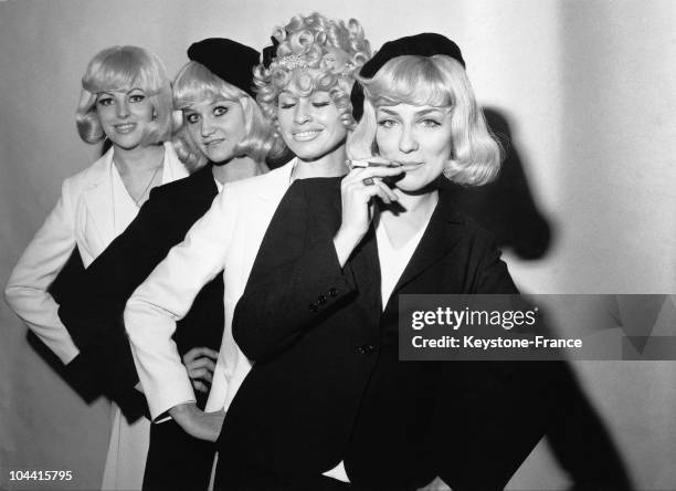 Four young women dressed as Bonnie PARKER, wearing the wigs of a creator, offered with the invitation to the screening premiere of the film BONNIE...