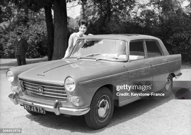 The PEUGEOT 404 being presented to the press at the Bois de Boulogne on May 9, 1960.