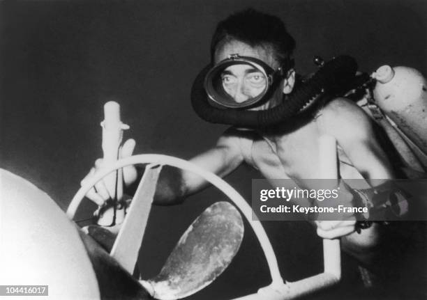 Between 1950-1955, Captain Jacques-Yves Cousteau for the filming of LE MONDE DU SILENCE , use his nautilus let him move easely.