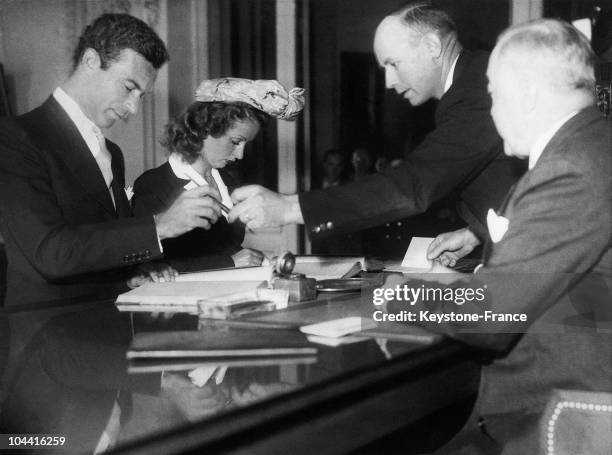 At Vichy town hall, the young actress Danielle DARRIEUX is signing the marriage register with the Dominican ambassador in Argentina, Porfirio...