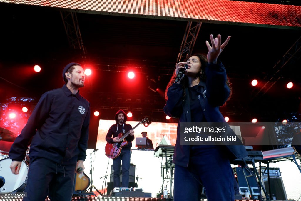 Deutsche Hip-Hop-Band Freundeskreis gastiert auf ihrer "20. Geburtstag von Quadratur des Kreises"-Tour auf der Open-Air-Bühne am Tanzbrunnen Köln