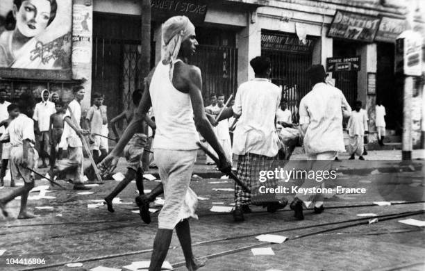 Riot scene in a street of Calcutta on August 24, 1946.